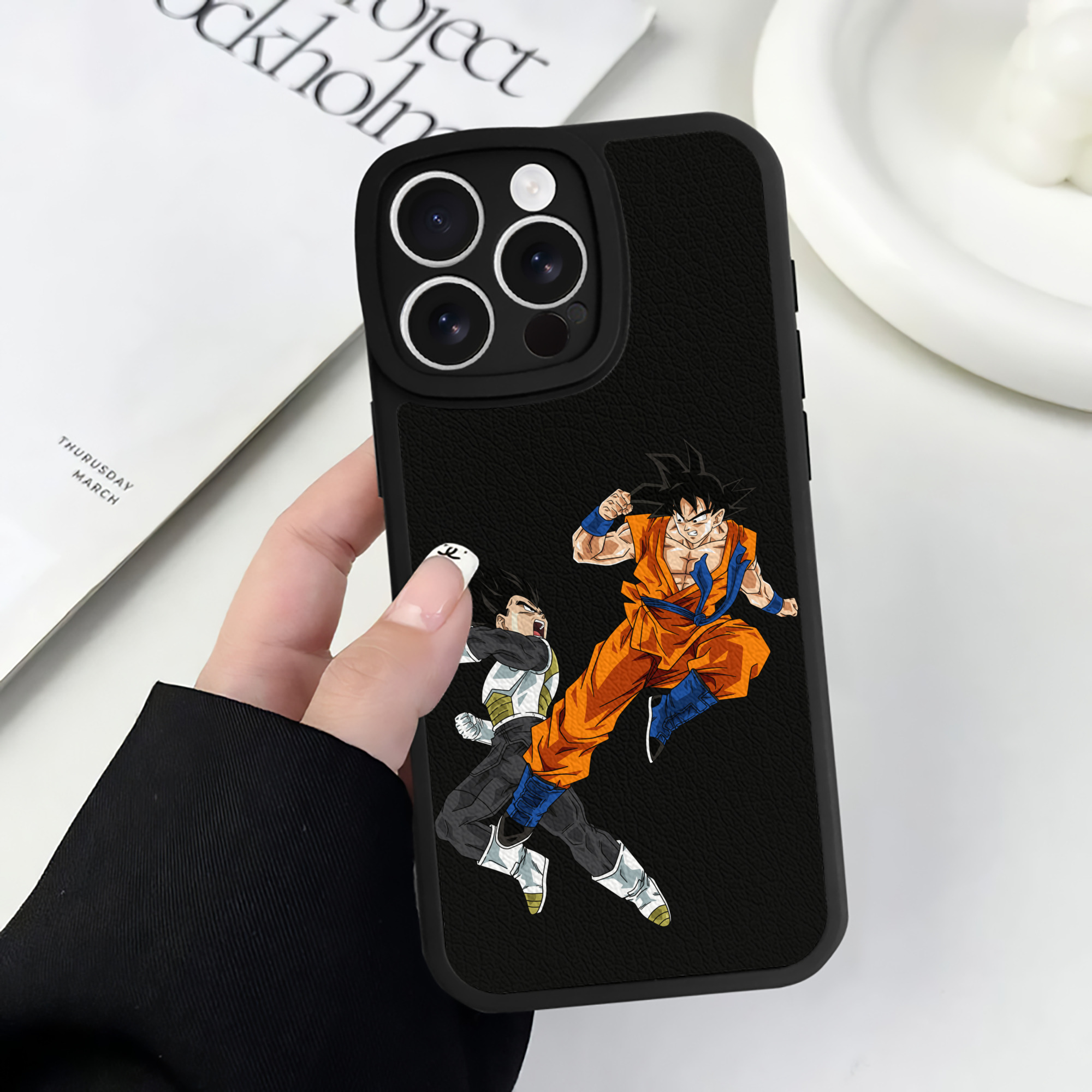 （画像用） ドラゴンボール 孫悟空（そん ごくう）Son Goku カカロット DRAGON BALL Kakarotto 【iPhone 16シリーズ対応】シリコンスマホケース（レザー調） 材質：シリコン